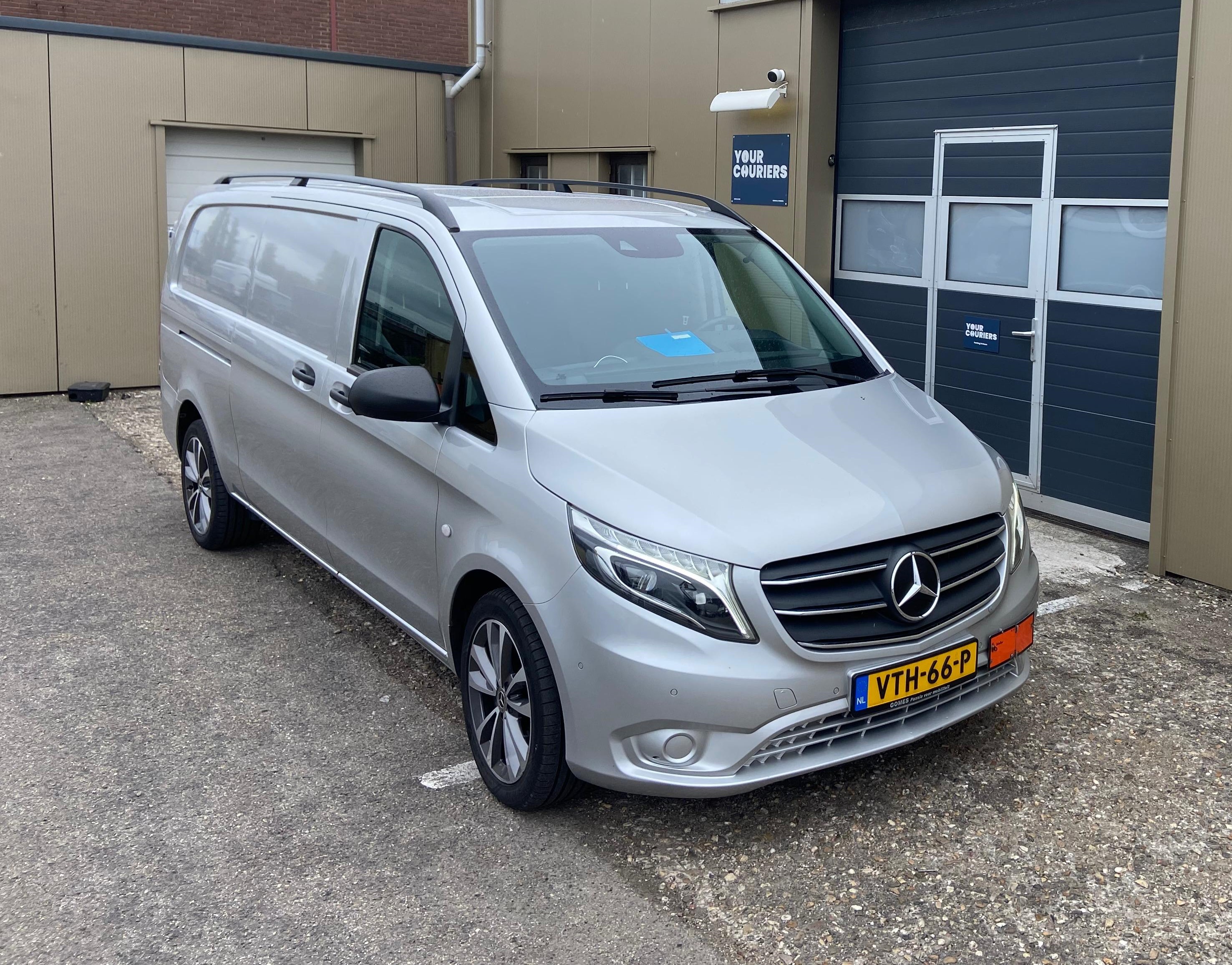 Medisch koerier bus met ADR bord